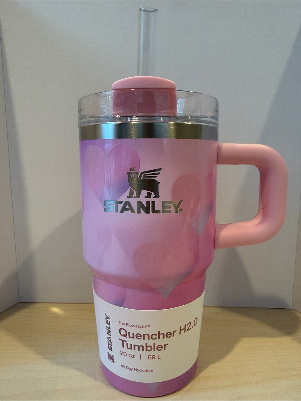 NWT Stanley Pink Heart Pattern Quencher 20 oz H2.0 Tumbler with Handle